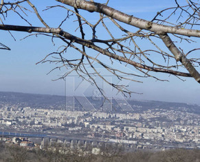БОРОВЕЦ - СЕВЕР! ПАРЦЕЛ С КЪЩА ЗА РЕМОНТ! НЕСКРИВАЕМА ПАНОРАМА КЪМ ГРАДА И ВАРНЕНСКОТО ЕЗЕРО!